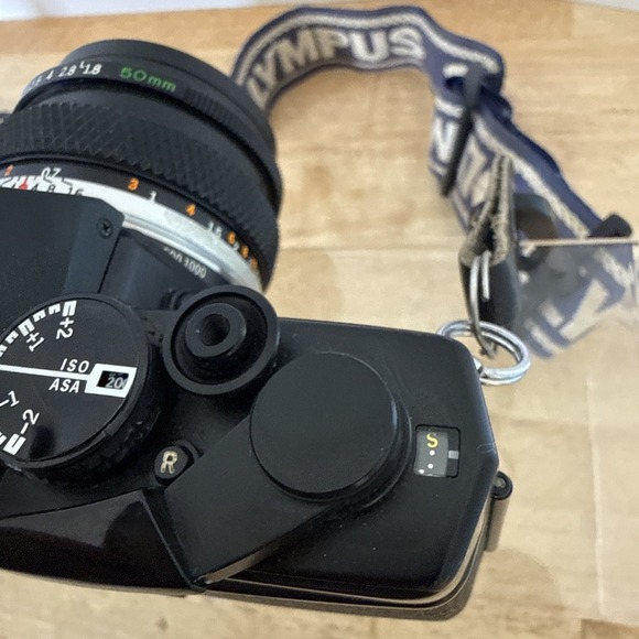 Olympus OM-2s Film Camera W/50mm F1.8 Lens Kit - Picture 9 of 16